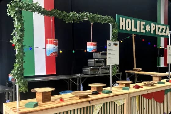 Pizzakraam met Italiaanse vlag, klimop en lichtjes