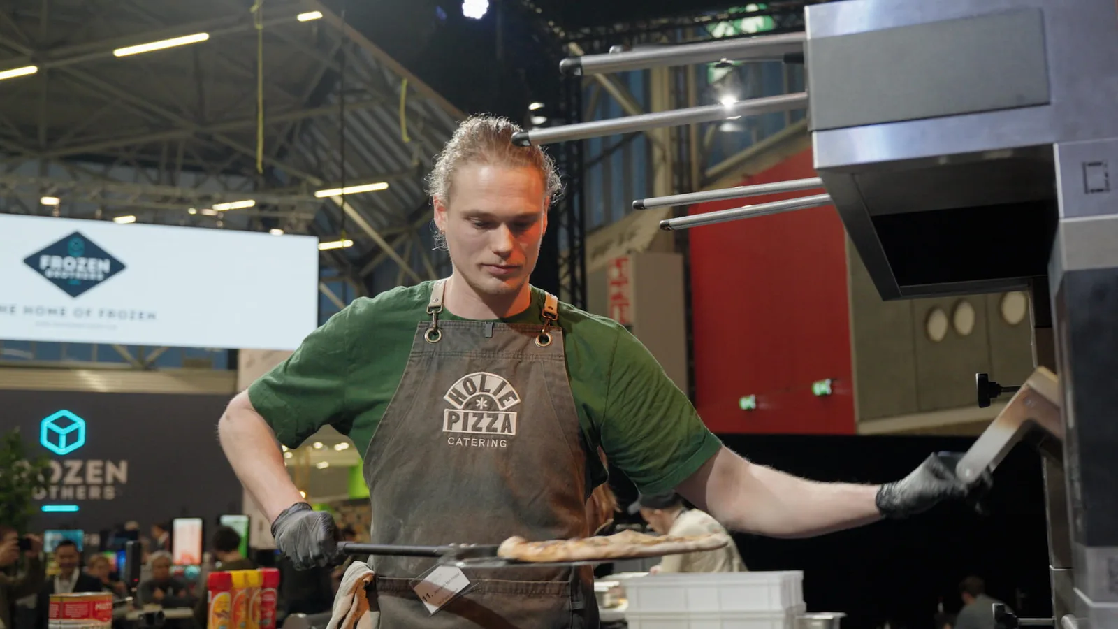 Jeroen bereidt een pizza voor de jury van het NK pizza bakken