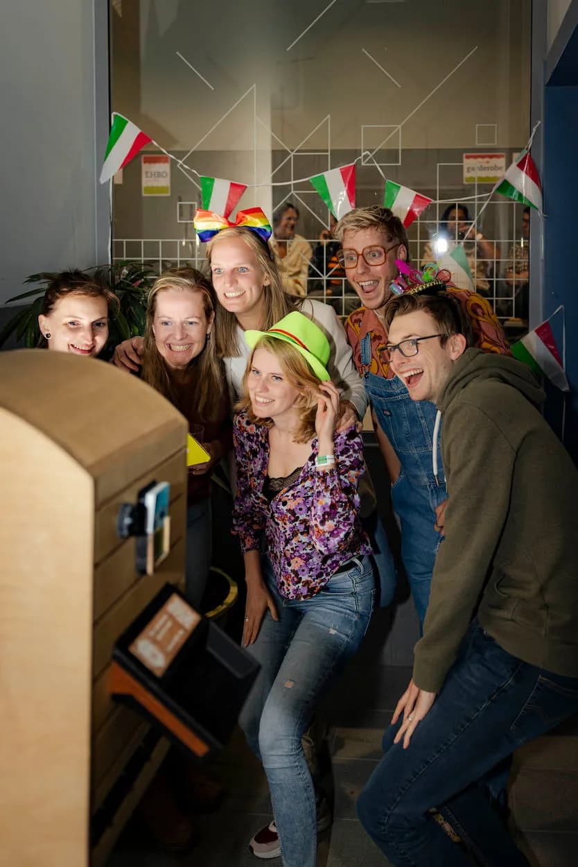 Collega's poseren samen op een personeelsfeest