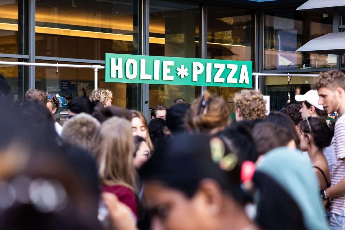 Een grote groep gasten tijdens een feest met Italiaans eten