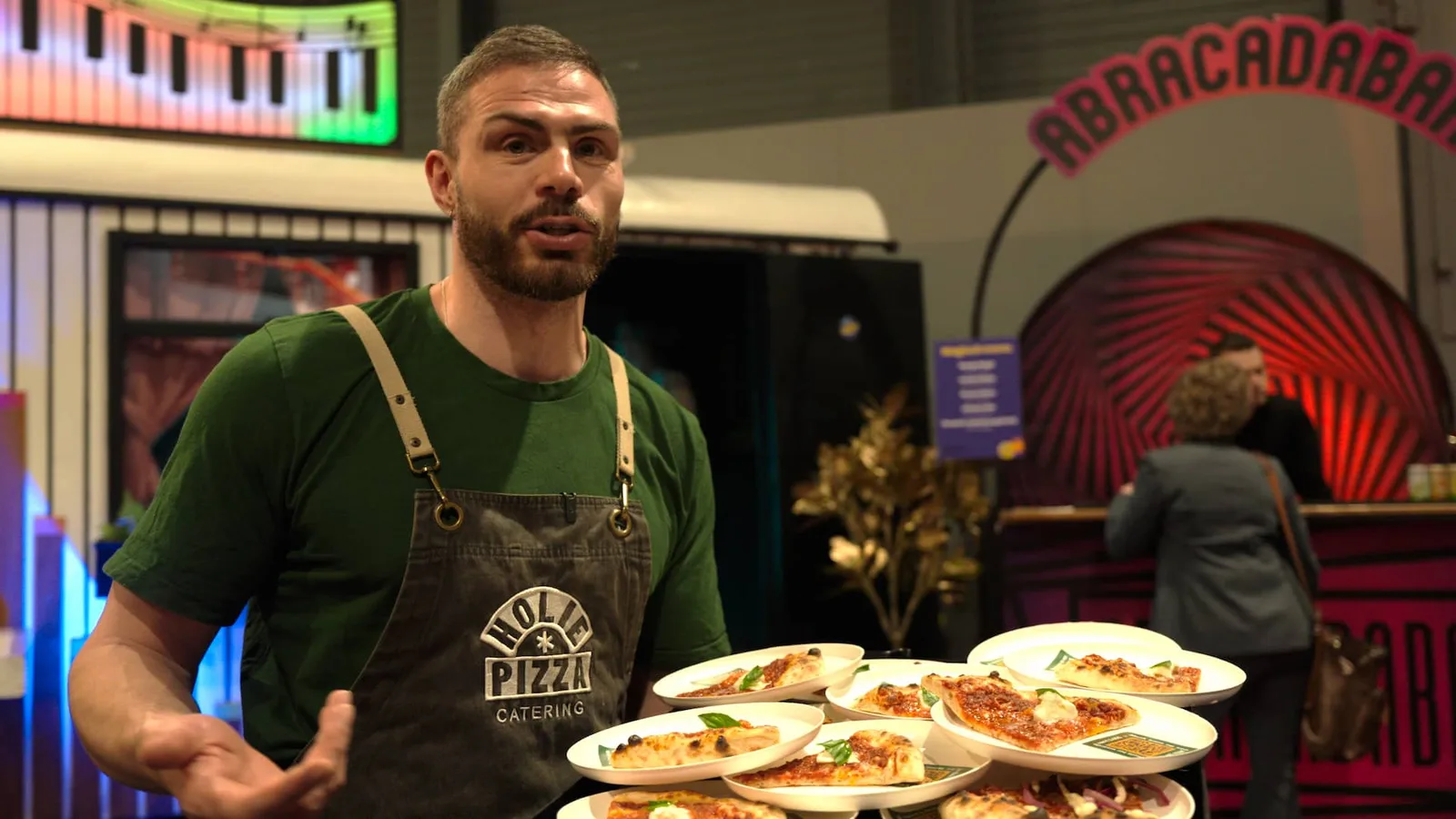 Pizza slices klaar om uitgedeeld te worden