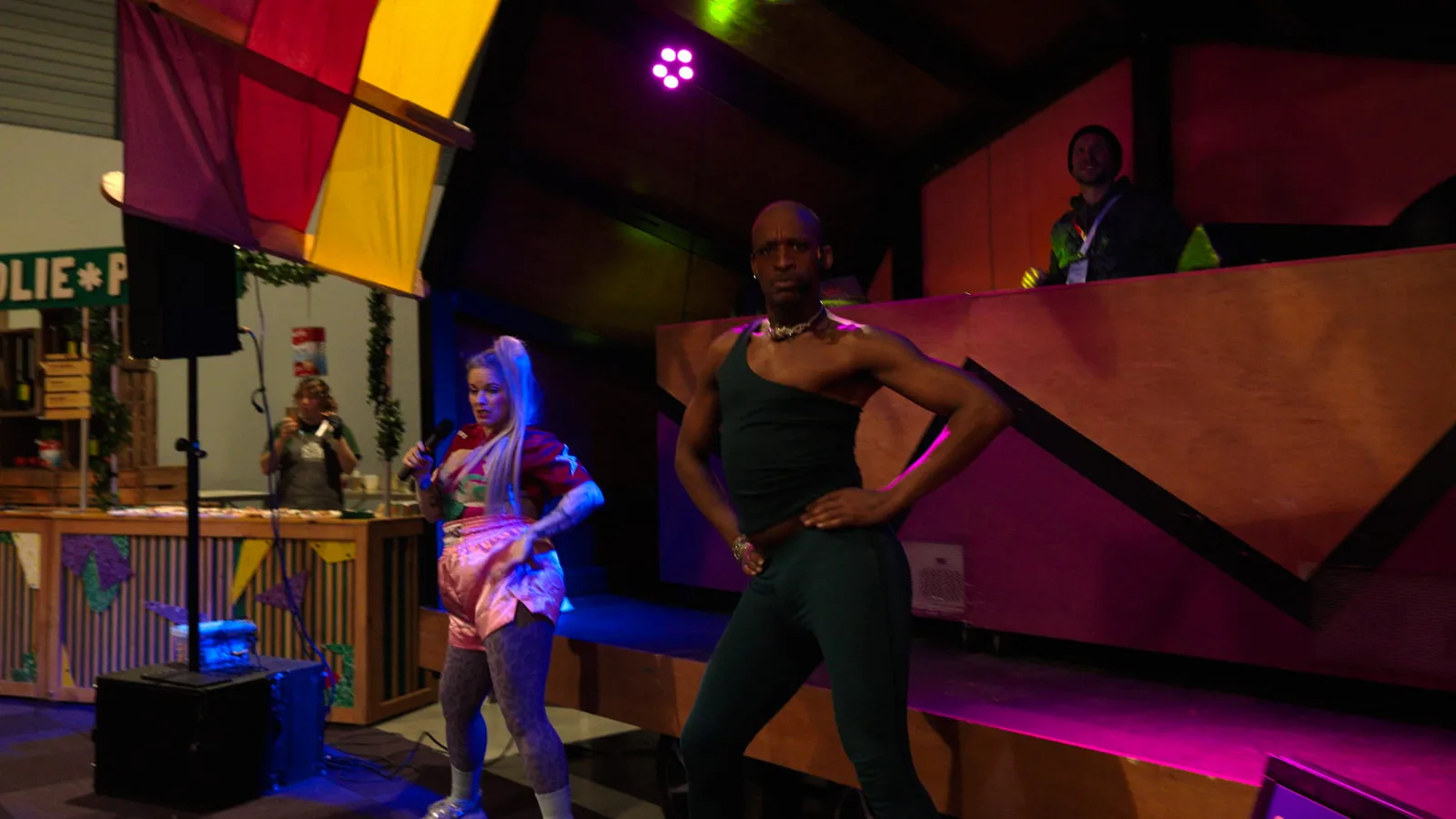 Dansers van Firma WAUW naast de pizzakeuken