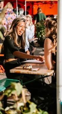 Sfeerbeeld van een bedrijfsfestival met catering van Holie Pizza