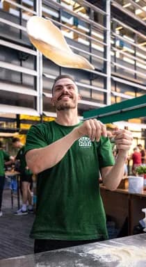 Sfeerbeeld van een bruiloft met catering van Holie Pizza