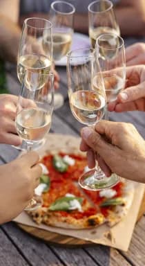 Sfeerbeeld van een jubileumfeest met catering van Holie Pizza