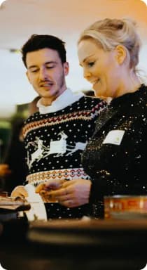 Sfeerbeeld van een kerstfeest met catering van Holie Pizza
