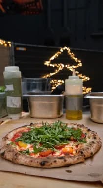 Sfeerbeeld van een kerstfeest met catering van Holie Pizza