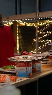 Sfeerbeeld van een kerstfeest met catering van Holie Pizza