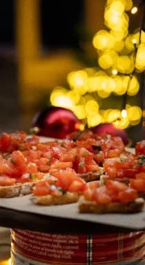 Sfeerbeeld van een kerstfeest met catering van Holie Pizza