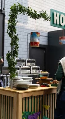 Sfeerbeeld van een nieuwjaarsborrel met catering van Holie Pizza