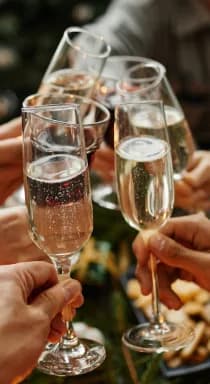 Sfeerbeeld van een nieuwjaarsborrel met catering van Holie Pizza