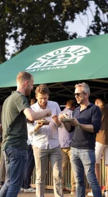 Sfeerbeeld van een zomerfeest met catering van Holie Pizza
