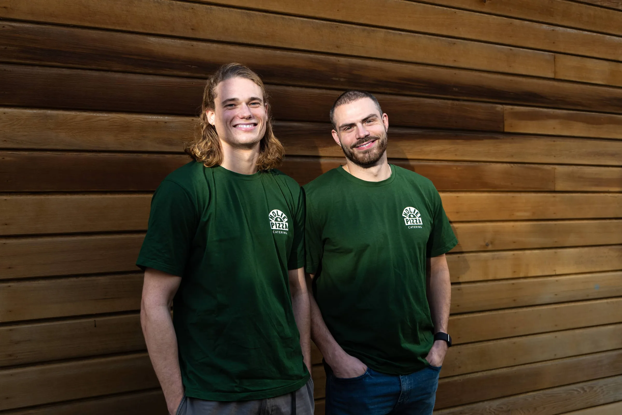 De twee oprichters van Holie Pizza in bedrijfsshirt
