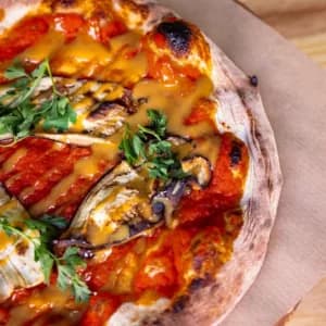 Aubergini Tahini, vegan plantaardige pizza met gegrilde aubergine en een huisgemaakte shakshukasaus