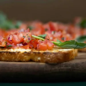 Bruschetta tomaat geserveerd op huisgemaakte focaccia