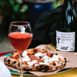 Lekker genieten van pizza en wijn in de zon
