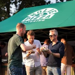 Buiten genieten met collega's van Holie Pizza