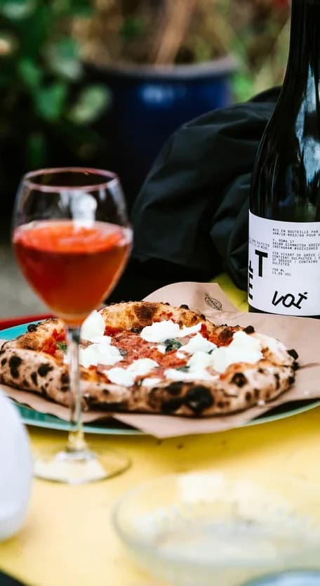 Pizzabakker van Holie Pizza aan het werk op locatie