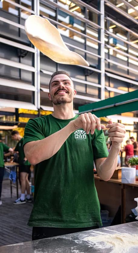 Versgebakken pizza uit de mobiele steenoven