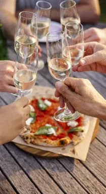 Collega's proosten tijdens een personeelsfeest