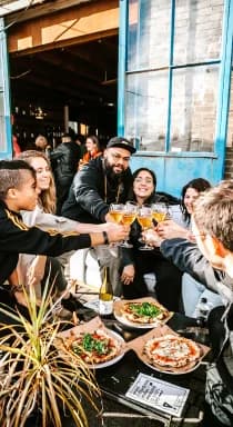 Pizzabakker van Holie Pizza aan het werk op locatie