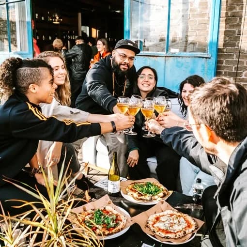 Collega's genieten van verse pizza tijdens een personeelsfeest