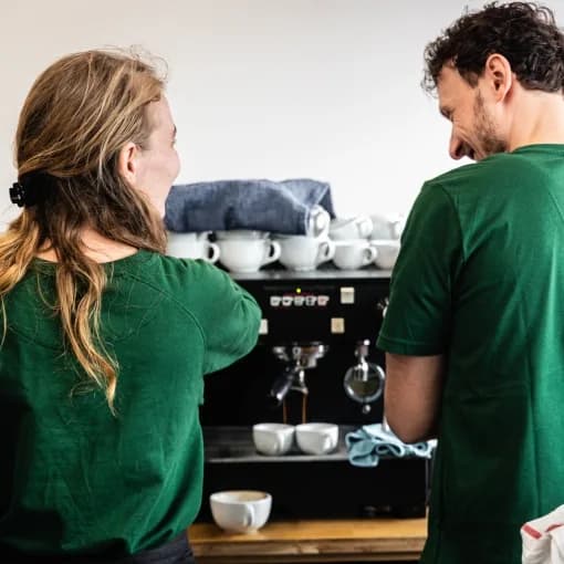 Gasten in de rij bij de mobiele pizzeria op een bedrijfsevenement