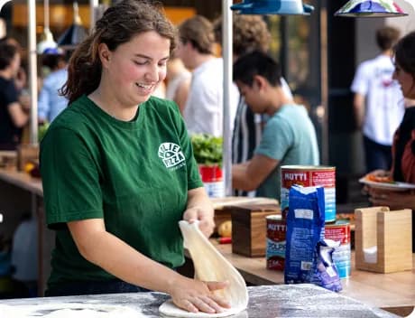 Pizzabakker van Holie Pizza bereid versgebakken pizza