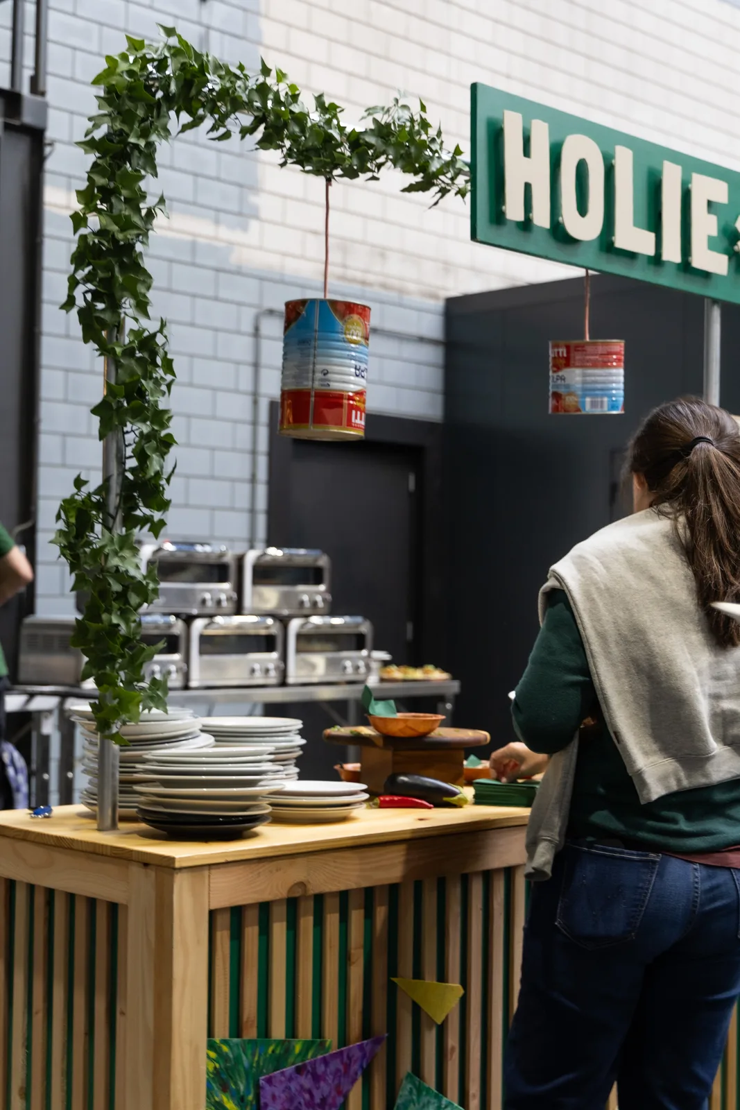 De pizzakraam van Holie Pizza binnen opgebouwd, met de ovens op de achtergrond